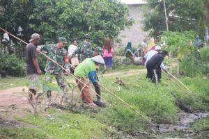 Cegah Banjir Dan Penyebaran DBD, Babinsa 426-03/Rawajitu, Bersama Warga Bersihkan Aliran Kali